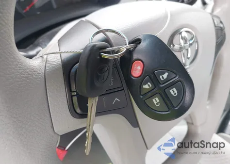 2011 Toyota Sienna Le V6 z USA, uszkodzony, nr VIN 5TDKK3DC2BS128362